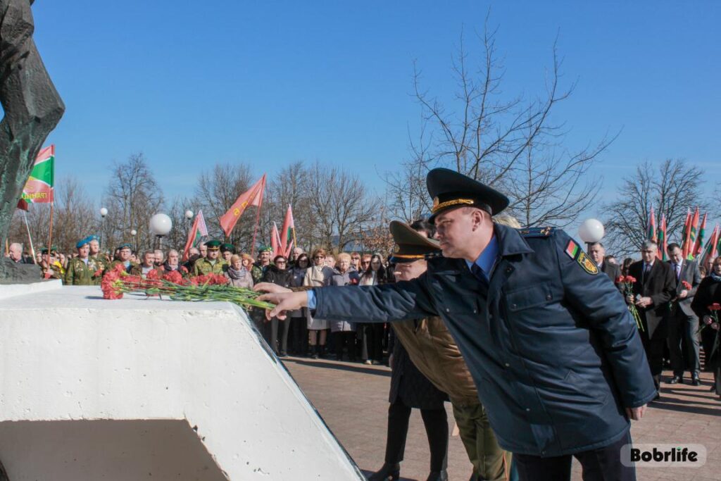 Возложение цветов на памятники Великой Отечественной Войны