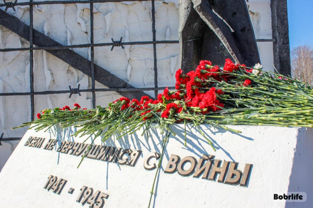 Памятник Великой Отечественной Войны с возложенными цветами