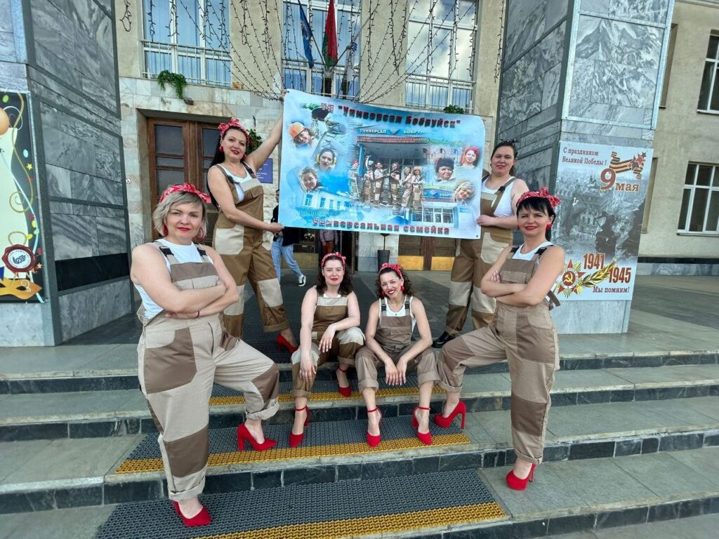 Участники команды "Универсальная семейка" на КВН