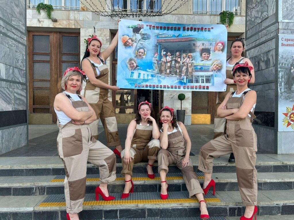 Участники команды "Универсальная семейка" на КВН