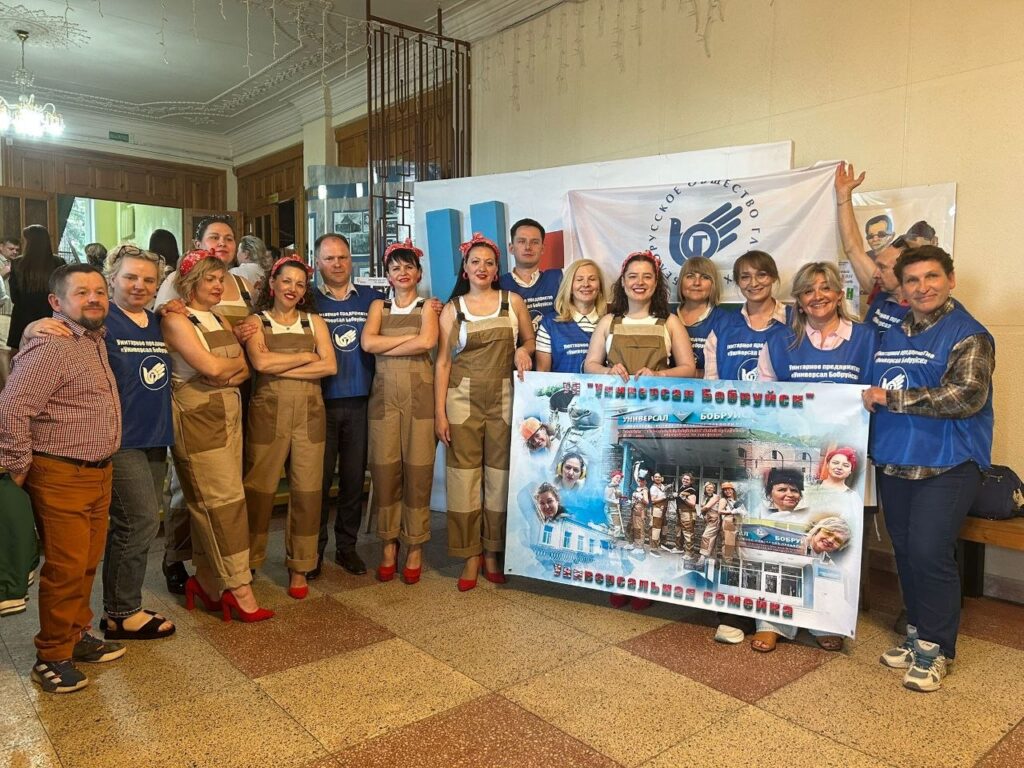 Участники команды "Универсальная семейка" на КВН