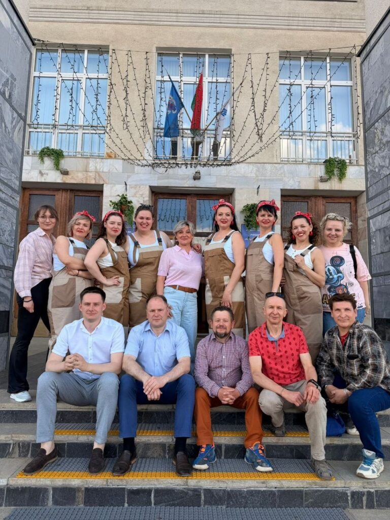 Участники команды "Универсальная семейка" на КВН